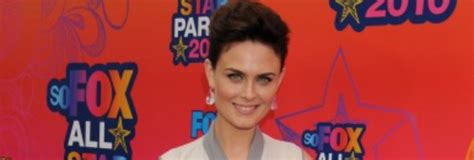 BONES: Emily Deschanel Talks Directing, Kicking Butt and。